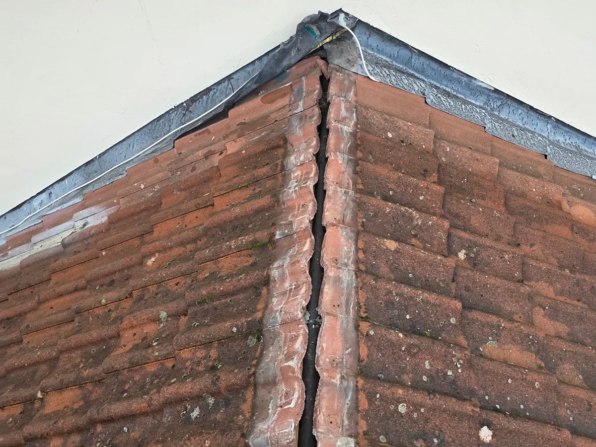 External brick corner opened along a vertical crack