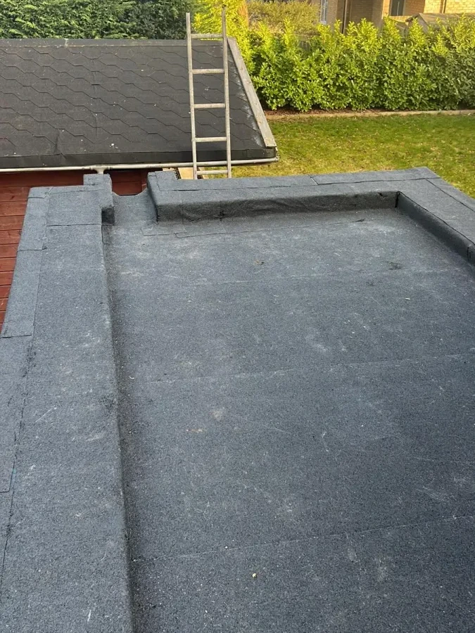 Flat roof covering and perimeter upstand