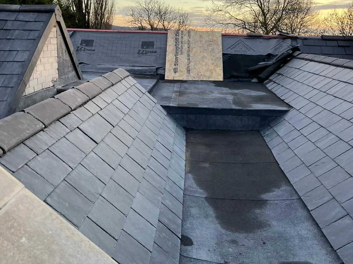 Central roof valley between two slate slopes